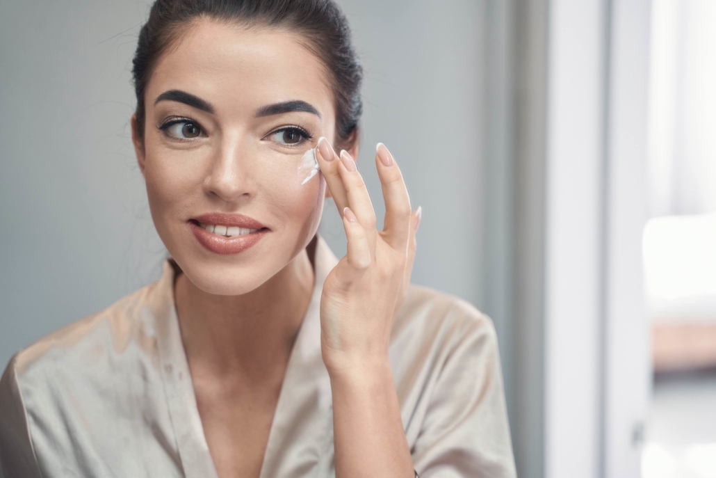 Die Augencreme ist eine Notwendigkeit in Ihrer Gesichtspflege-Routine